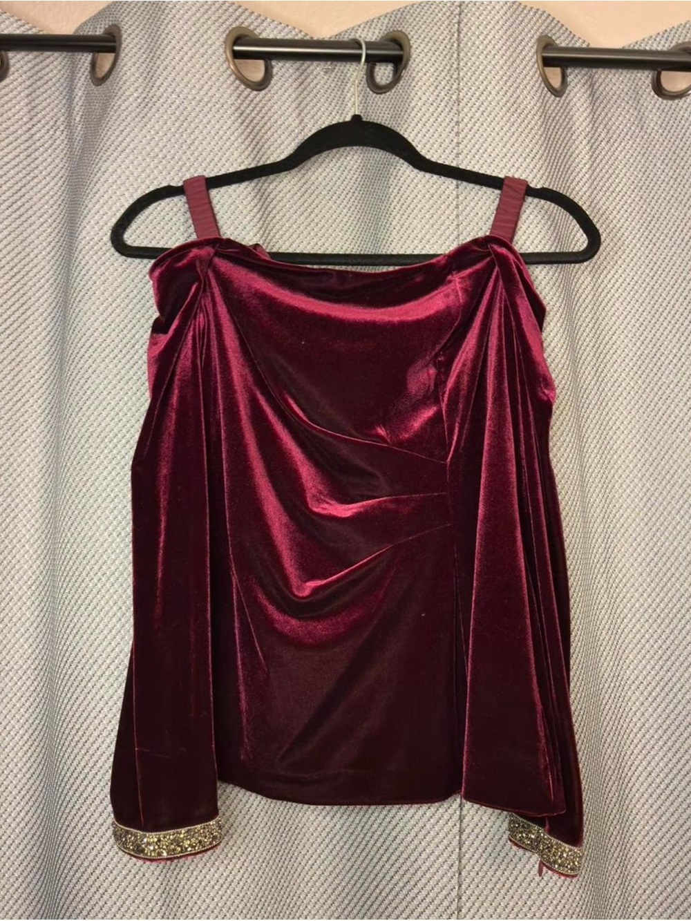 Adrianna Papell Burgundy Velvet
Long Sleeve Top with Bedazzled Cuffs